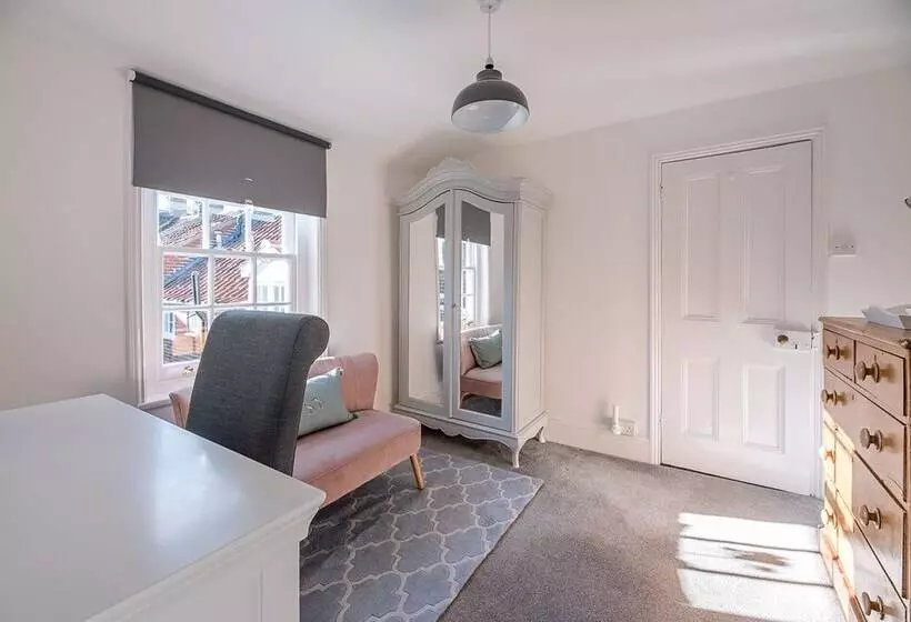 Bonheur, 16 Bartholomew Green, Southwold