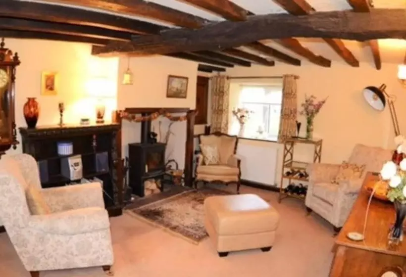 Cosy & Spacious Cottage In Scenic Village With Pub