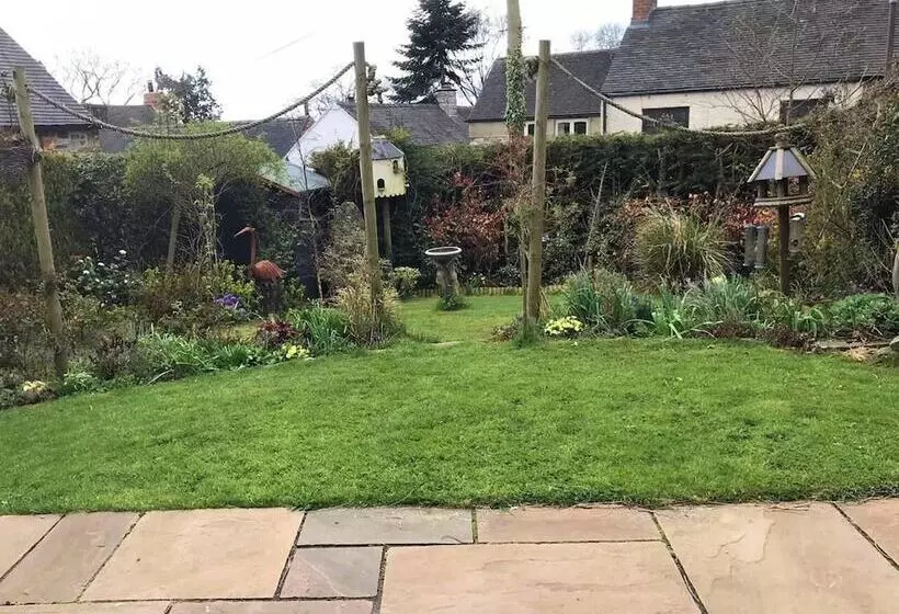 Cosy & Spacious Cottage In Scenic Village With Pub