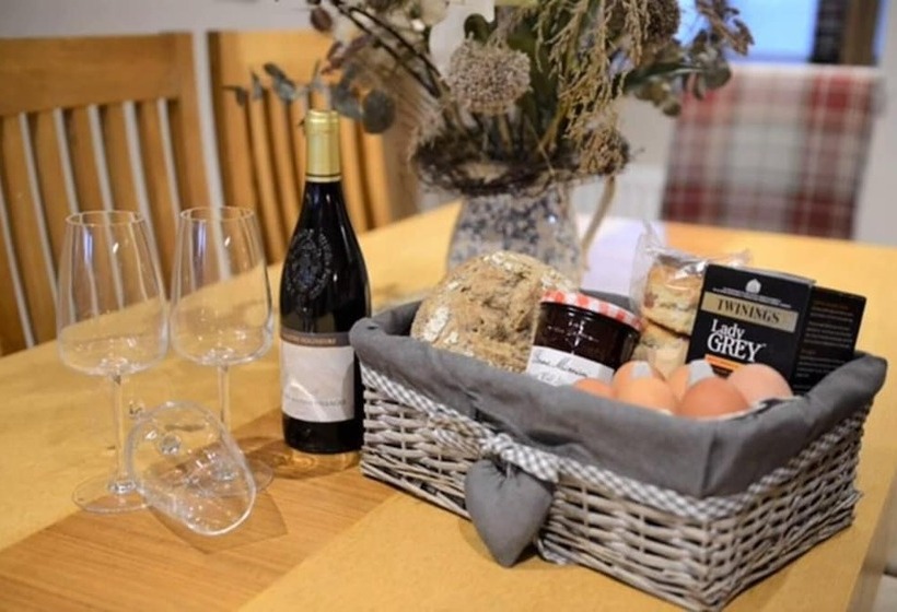 Cosy & Spacious Cottage In Scenic Village With Pub