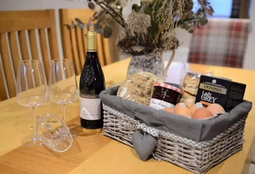 Cosy & Spacious Cottage In Scenic Village With Pub