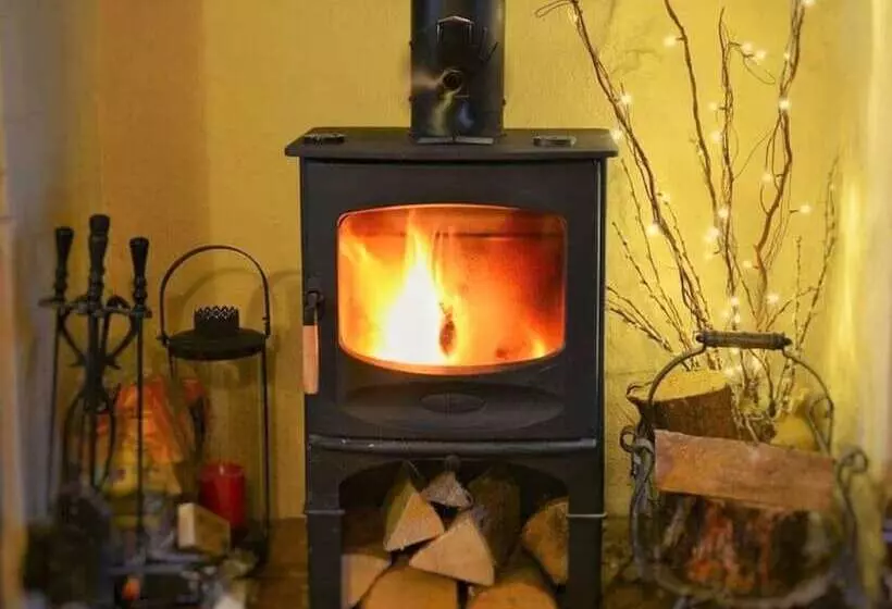 Cosy & Spacious Cottage In Scenic Village With Pub