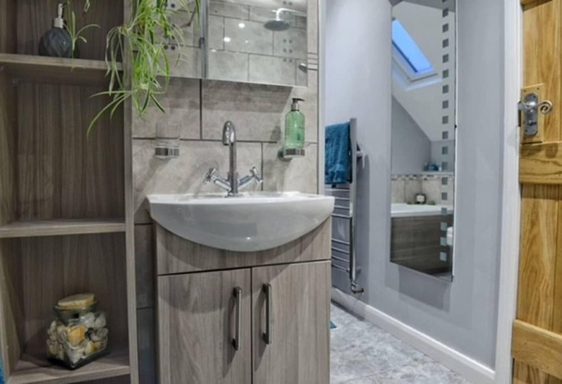 Cosy & Spacious Cottage In Scenic Village With Pub