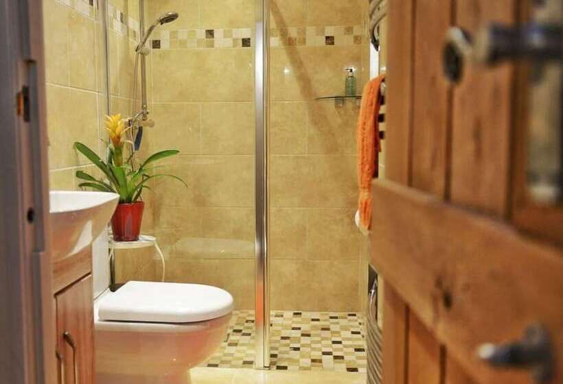 Cosy & Spacious Cottage In Scenic Village With Pub