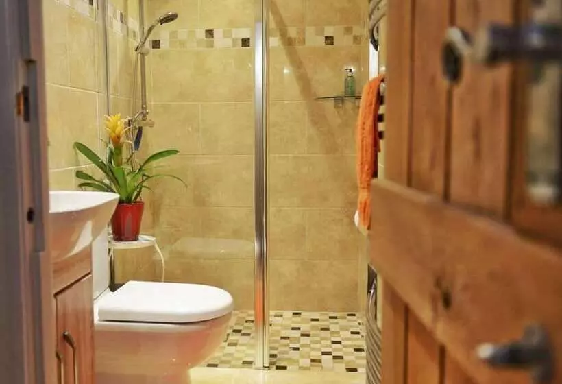 Cosy & Spacious Cottage In Scenic Village With Pub