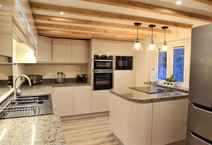 Cosy & Spacious Cottage In Scenic Village With Pub