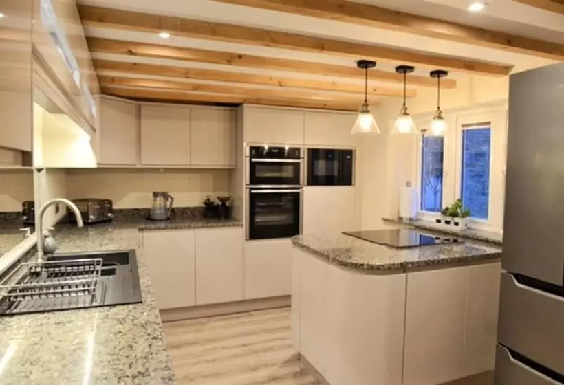 Cosy & Spacious Cottage In Scenic Village With Pub