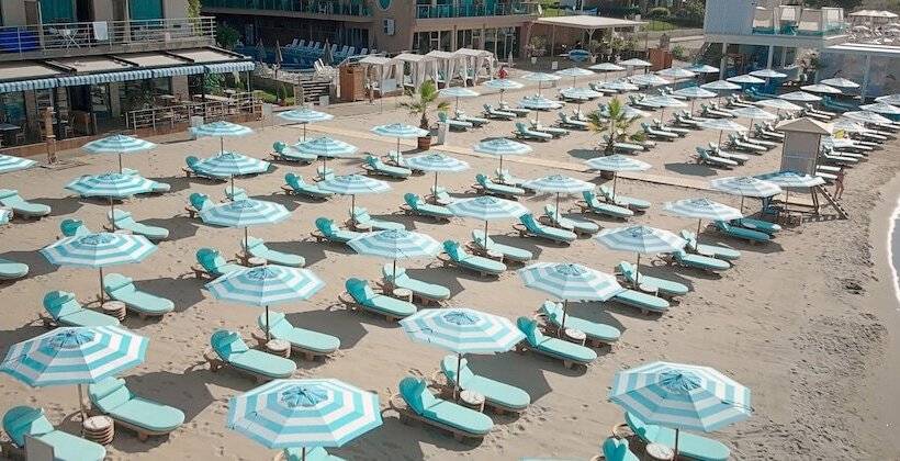 בית מלון כפרי Marty S Beachfront Apartments