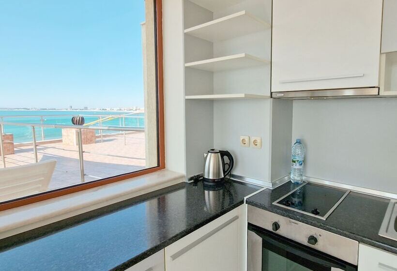 בית מלון כפרי Marty S Beachfront Apartments