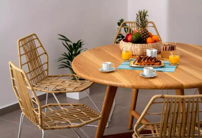 Hotelli White Curves