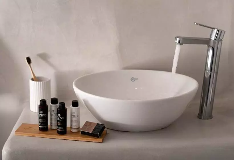 Hotelli White Curves