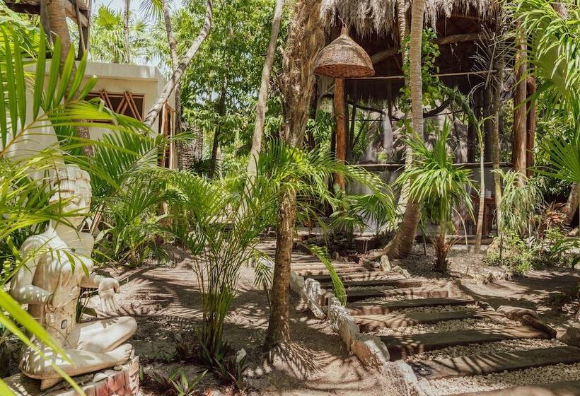 Hotelli Yaxchen Tulum Cabanas & Cenote