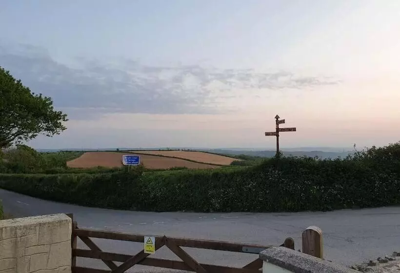 تختخواب و صبحانه Moorview House