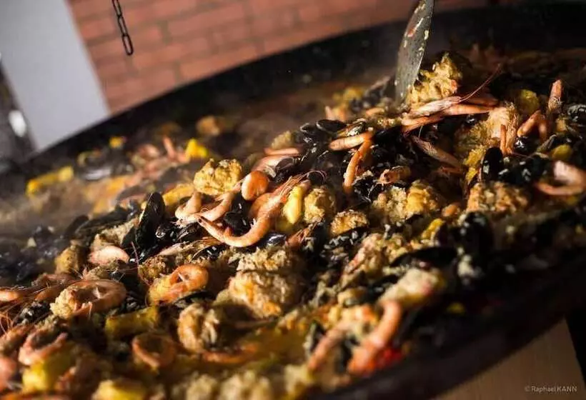 Hotelli Domaine De Garabaud