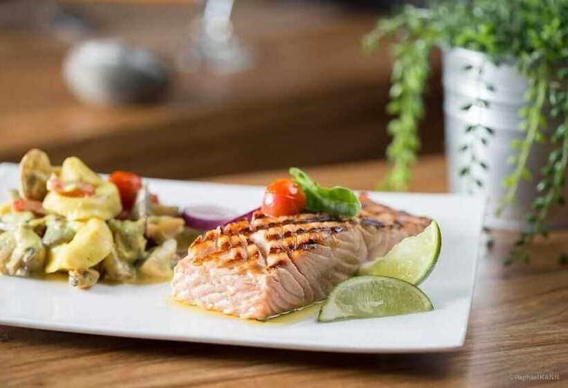 هتل Domaine De Garabaud