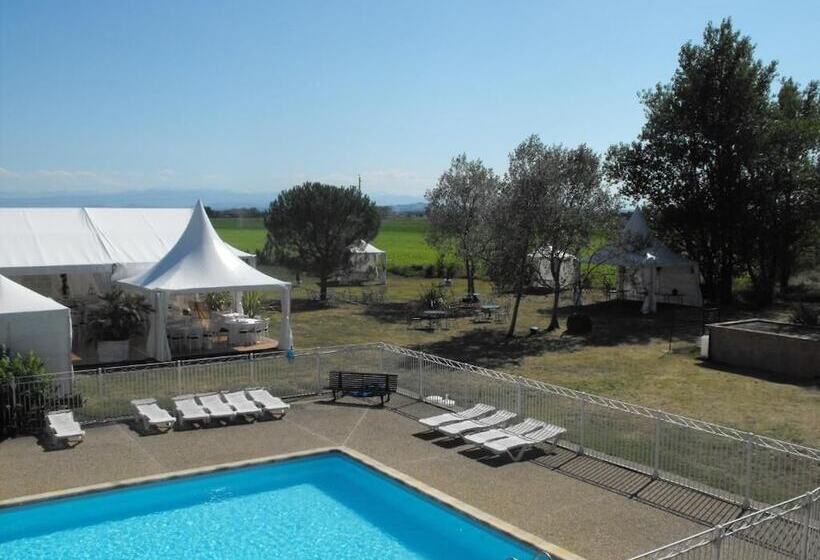 هتل Domaine De Garabaud