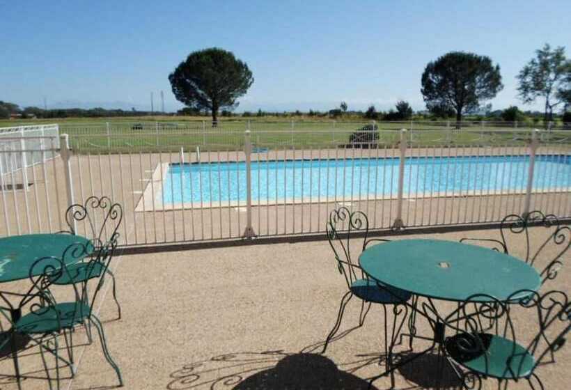 هتل Domaine De Garabaud