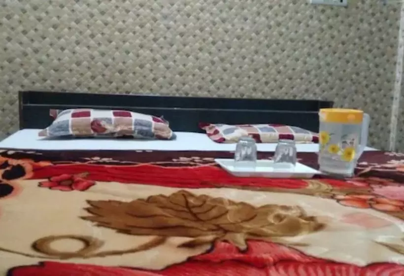 Hotelli Goroomgo Maatu Shri Guest House Mathura