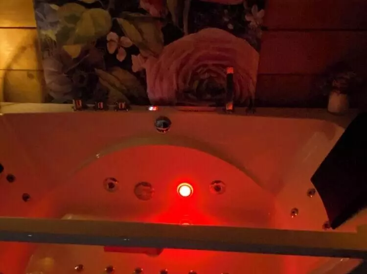 La Cabane Romantique Et Sa Balneotherapie