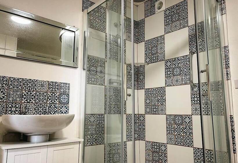 Luxury, Self Contained Country Cottage With View