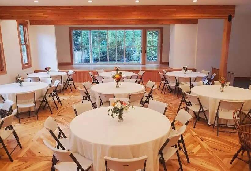 Majatalo Bush House Inn