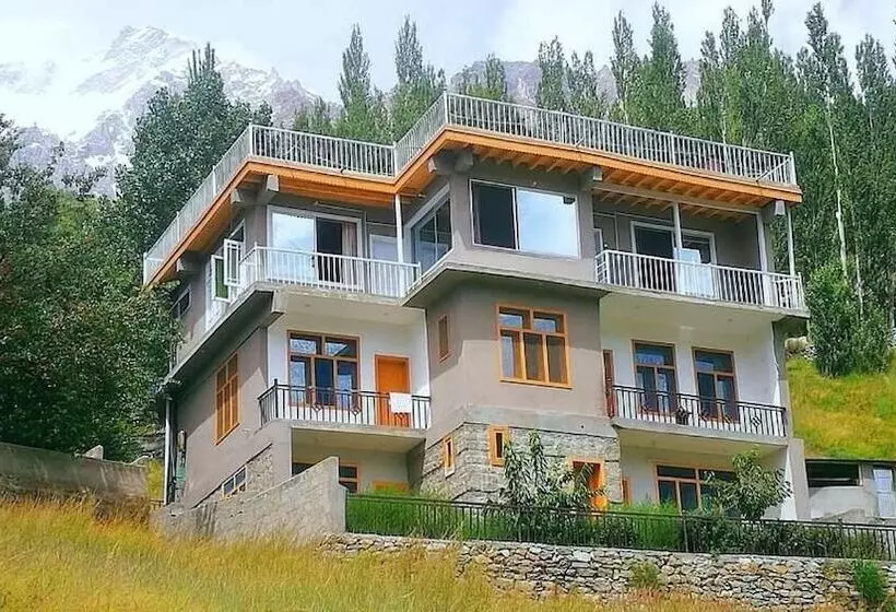 هتل Hunza Lounge