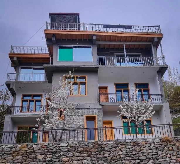 هتل Hunza Lounge