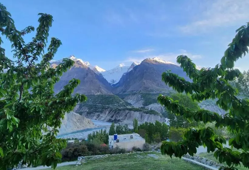 هتل Hunza Lounge