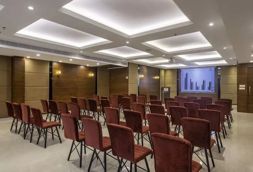 هتل Lords Inn Chandigarh Zirakpur