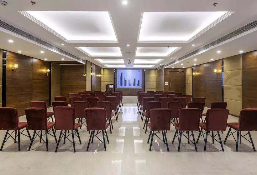 هتل Lords Inn Chandigarh Zirakpur