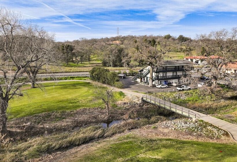 مبيت وإفطار The 10th Green Inn