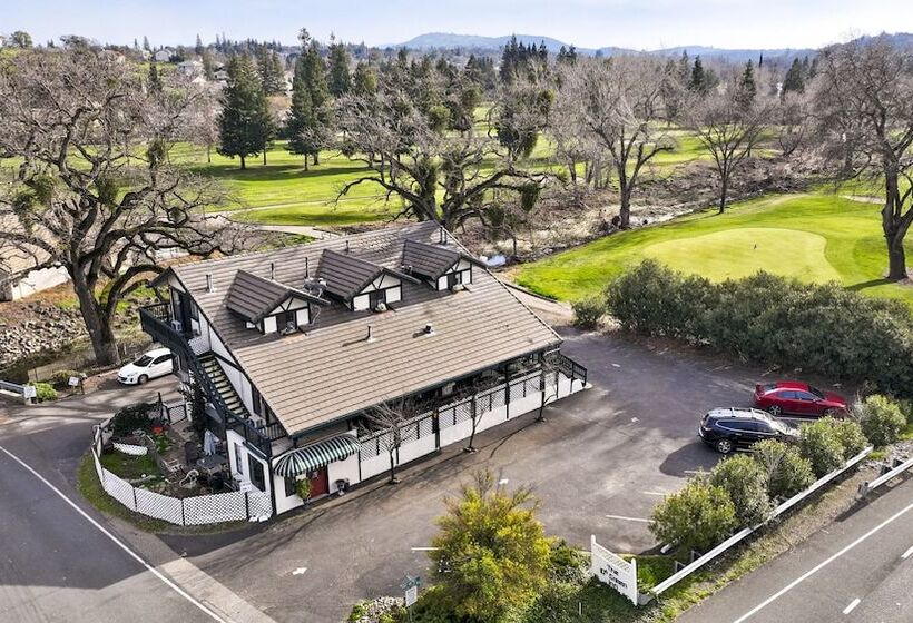 مبيت وإفطار The 10th Green Inn