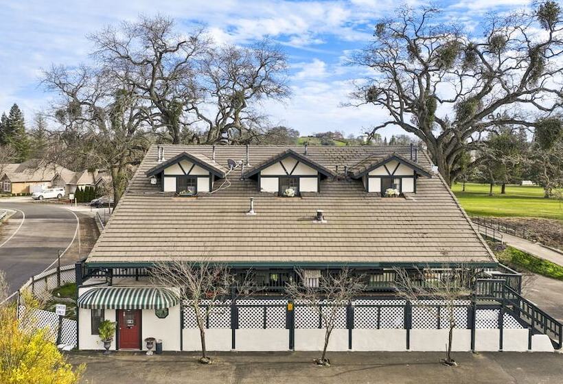 مبيت وإفطار The 10th Green Inn