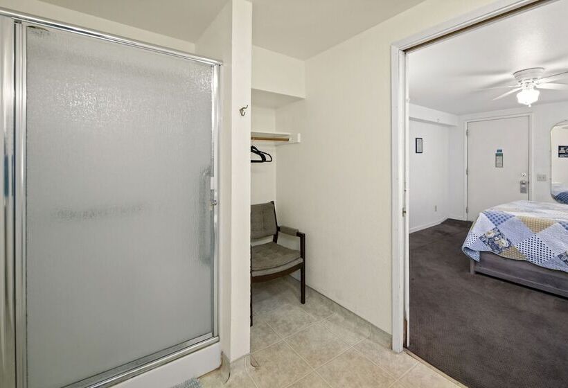 مبيت وإفطار The 10th Green Inn