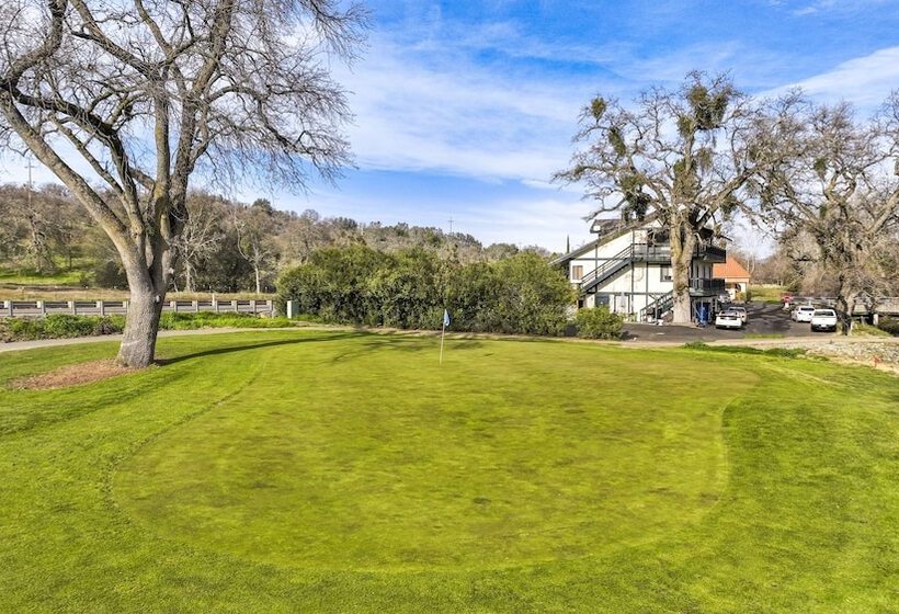 مبيت وإفطار The 10th Green Inn