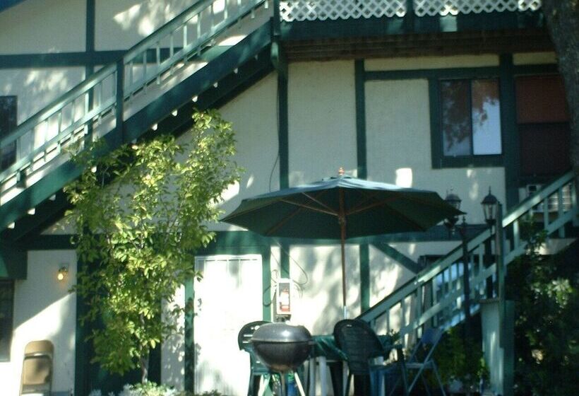 مبيت وإفطار The 10th Green Inn