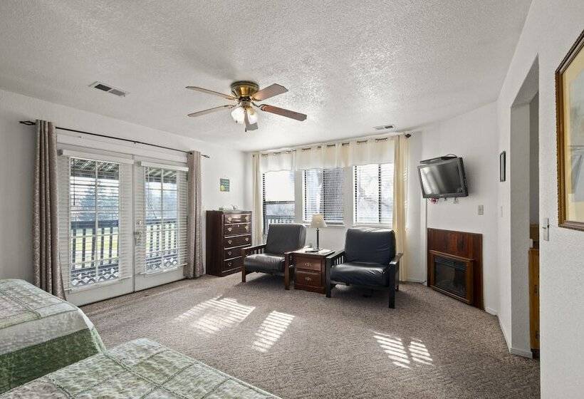 مبيت وإفطار The 10th Green Inn