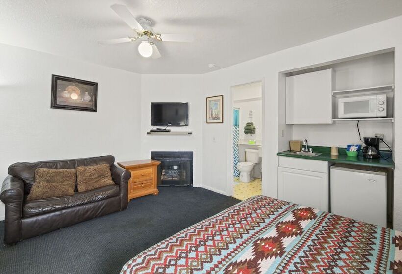 مبيت وإفطار The 10th Green Inn