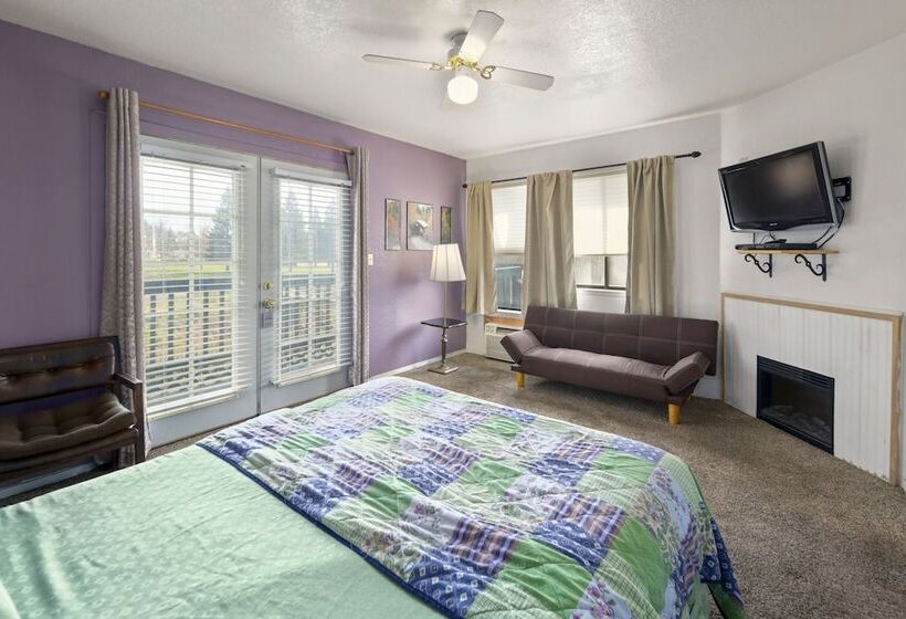 مبيت وإفطار The 10th Green Inn