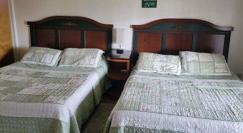 مبيت وإفطار The 10th Green Inn