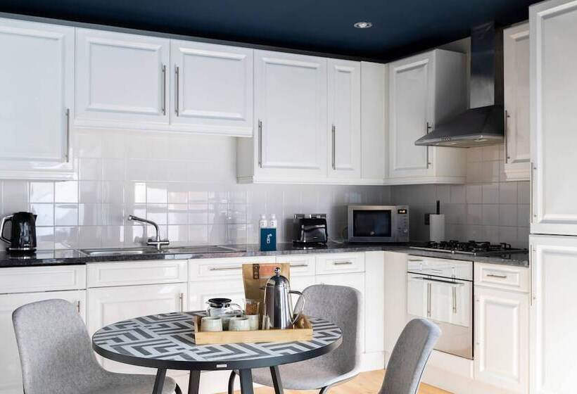 Bob W Tower Of London