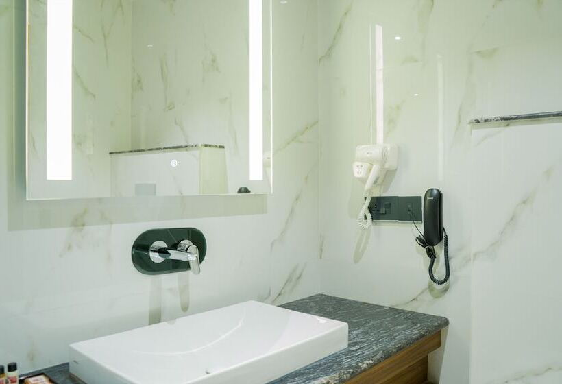 Hotel Clarks Inn Suites Kangra