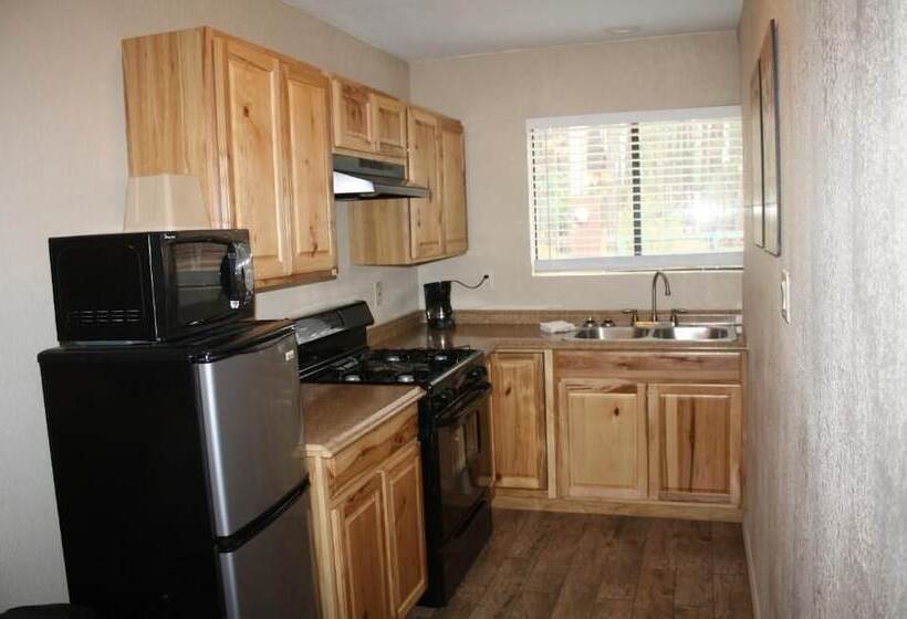 فندق على الطريق Lumbermen S Village