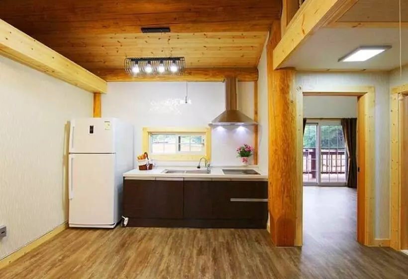 Boryeong Dalbitjeongwon Pension