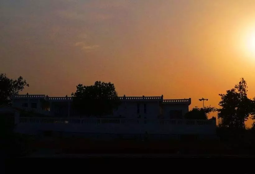 Hotelli Ganga Village Resort