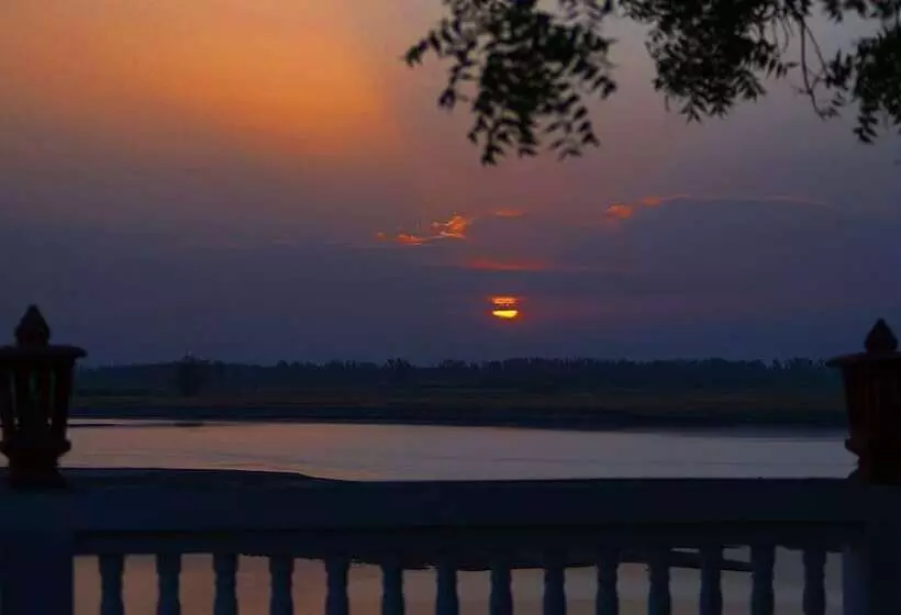 Hotelli Ganga Village Resort