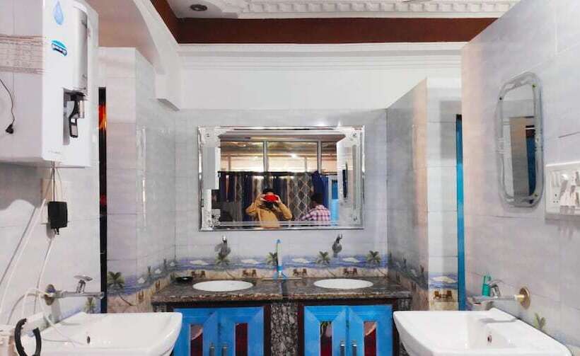 בית מלון כפרי Goroomgo R. K. Dormitory Lucknow