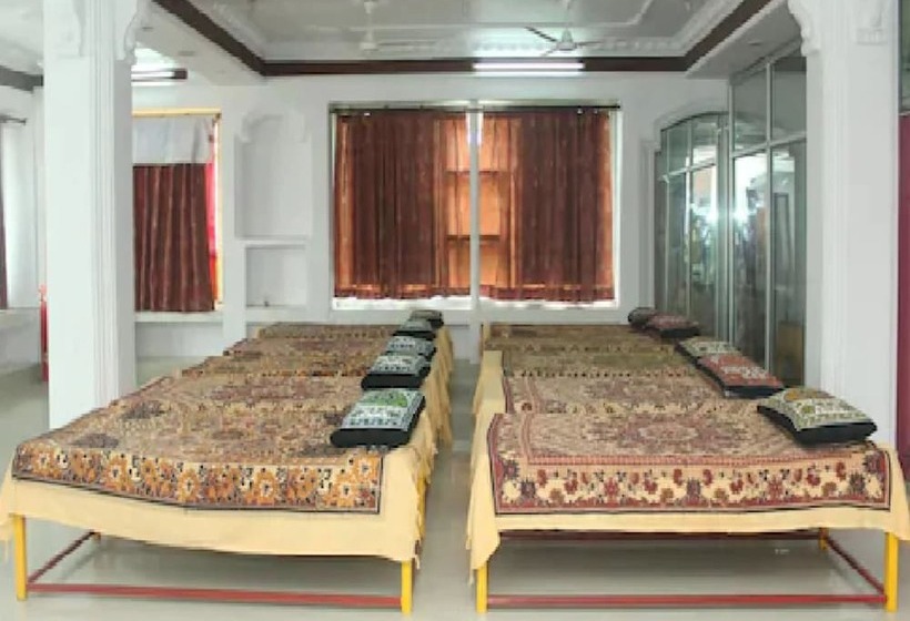 בית מלון כפרי Goroomgo R. K. Dormitory Lucknow