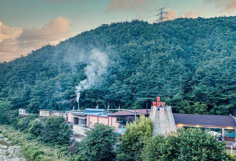 Namwon Hanjeungwonstay Pension