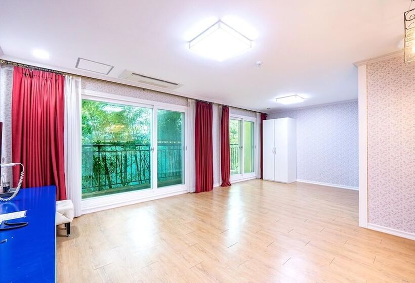 Namwon Hanjeungwonstay Pension